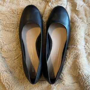 NIB Ecco Annie leather black flats.